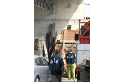 Policías italianos tras detener a los terroristas.