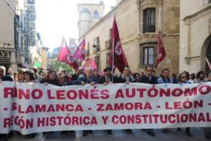 Chamorro y Valderas, a la cabeza de la manifestación.