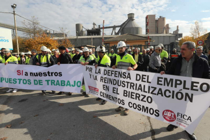 Los trabajadores se concentraron, ayer, a las puertas de la cementera de Toral de los Vados. L. DE LA MATA