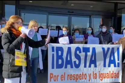 Protesta de los celadores frente al Hospital El Bierzo. DL