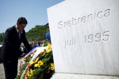 Zoran Milanovic, primer ministro de Croacia, deposita unas flores ante una lápida conmemorativa del memorial de Potocari, cerca de Srebrenica. DADO RAVIC | REUTERS