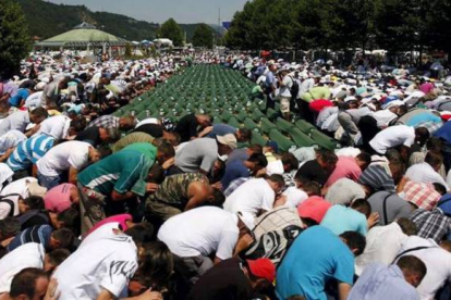 Una musulmana bosnia es consolada por un hombre en el memorial de Potocari. DADO RUVIC | REUTERS