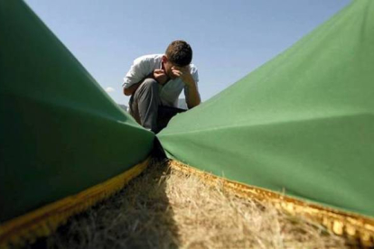 Un joven musulmán llora ante los ataúdes de sus familiares masacrados en Srebrenica. SULEJMAN OMERBASIC | AP