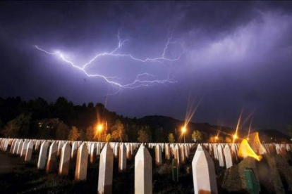Un rayo ilumina el cementerio de Potocari, la noche anterior al acto conmemorativo de la matanza de Srbrenica. DADO RUVIC | REUTERS