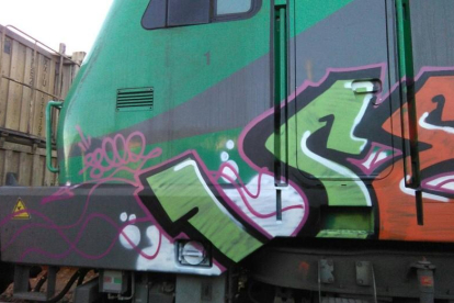 Una de los grafitis en la locomotora de Renfe. DL