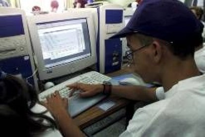 Un niño consulta Internet en  un centro educativo