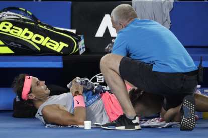 Rafael Nadal, atendido en Australia.