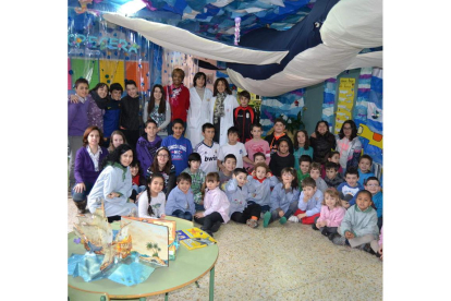 Imagen de los alumnos del colegio Santa Bárbara de Matarrosa.
