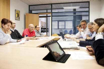 El PSOE se reunió con los vecinos para valorar la situación de recortes.