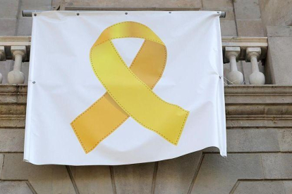 Lazo amarillo en un balcón consistorial.