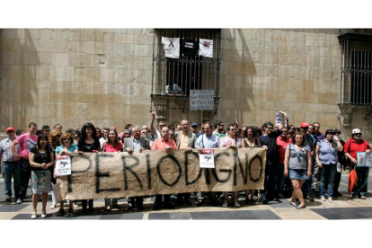 Los periodistas leoneses, ayer, durante su manifestación frente al Palacio de los Guzmanes.