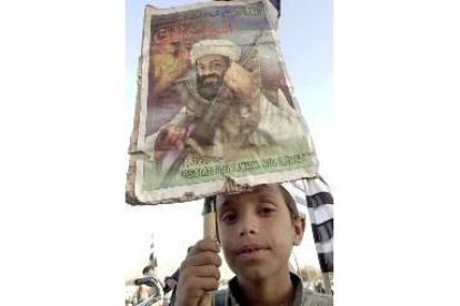 Un niño con un poster de Ben Laden en una manifestación islámica