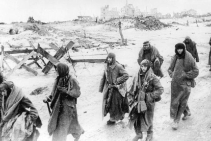 Soldados alemanes hechos prisioneros en Stalingrado.