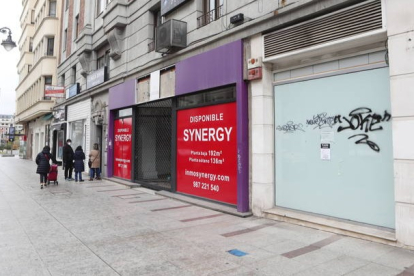 El cierre de negocios en León durante y tras la pandemia ha dejado decenas de locales vacíos en el centro. RAMIRO