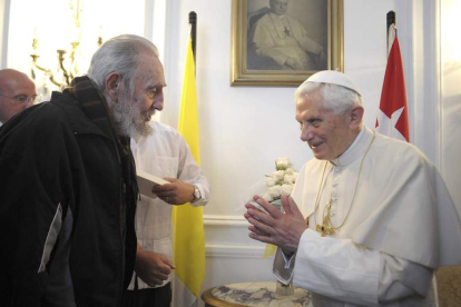 Fidel Castro y Benedicto XVI, en la reunión que mantuvieron ayer en La Habana.
