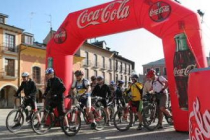 Los ejecutivos de Coca-Cola fueron guiados por el edil de Deportes, Emilio Villanueva, desde la plaz