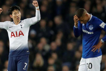 Son Heung-Min (Tottenham) celebra su primer gol ante el pesar de Richarlison (Everton).