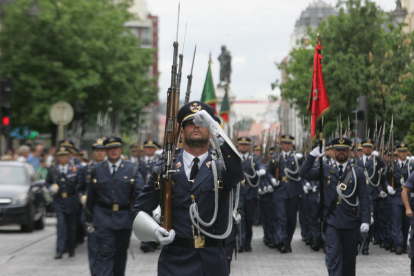 El desfile militar de la Academia Básica del Aire entró en el casco histórico después de cruzar el paseo de la Condesa de Sagasta y Ordoño II.