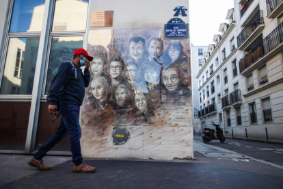 Un hombre pasa ante la sede de ‘Charlie Hebdó’. MOHAMMED BADRA