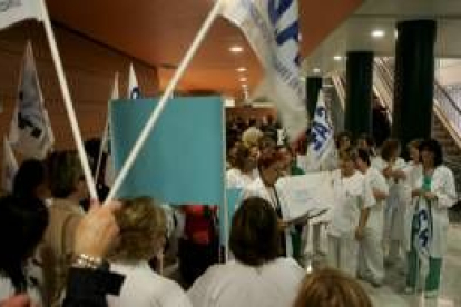 Los auxiliares de enfermería se manifestaron a mediodía de ayer en el vestíbulo del Hospital