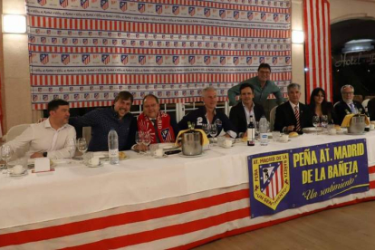 El presidente del Atlético de Madrid, Enrique Cerezo, acompaña a la Peña ‘Un Sentimiento’. DL