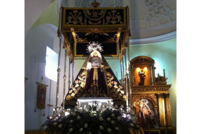 La Virgen de la Soledad ya luce nueva indumentaria.
