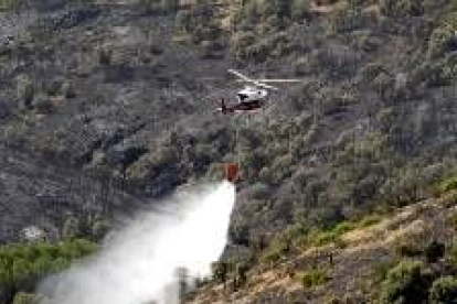 Un helicóptero Bell, durante las tareas de refresco de un monte en Jaén