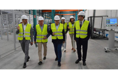 Los candidatos del PP y responsables de Tvitec, ayer en su visita a esta fábrica berciana. DL
