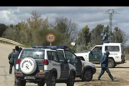 El paquete fue localizado por un empleado de Renfe que inmediatamente lo comunicó a efectivos de la Guardia Civil que se encontraban en las inmediaciones, cerca de Mocejón.