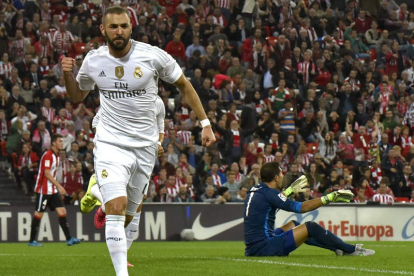 Benzema celebra el 0-1 al Athletic tras aprovechar un error de San José a los 19 minutos.