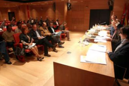 Los vocales del PP votan en contra del presupuesto. Si hubiesen estado todos habrían ganado al PSOE.