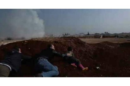 Un niño y dos adultos se esconden tras el ataque con misil contra el campo de desplazados en la provincia de Idleb.