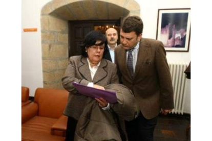 Mercedes Fernández habla con Riesco, seguidos por el edil de Educación