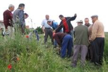 Varios vecinos buscan en un pozo de riego de Villanueva alguna pista del hombre desaparecido