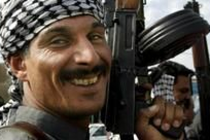 Un soldado iraquí sonríe portando su fusil AK 47 durante una manifestación ayer en Bagdad
