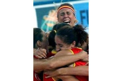 Amaya Valdemoro (arriba) se abraza con sus compañeras tras la victoria