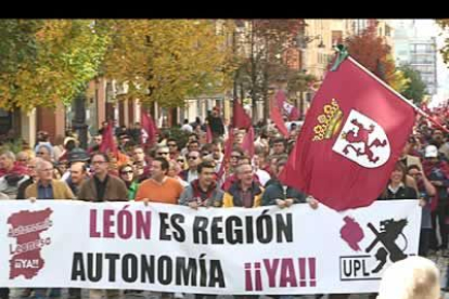 En la cuarta manifestación convocada por Ciudadanos del Reino de León en un año, la cita congregó en la calle a alrededor de 3.500 personas -según cifras de la Subdelegación del Gobierno- que el colectivo organizador elevó a 12.500.