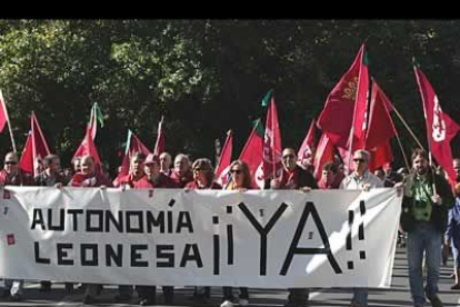 la manifestación -encabezada por una pancarta en la que podía leerse: «Autonomía Leonesa, ¡Ya!»- se encaminó hacia Ordoño II para torcer por Independencia y -a través de la calle Puerta de la Reina- llegar a la plaza de las Cortes y alcanzar la Pícara, parada final y lugar de lectura del manifiesto.