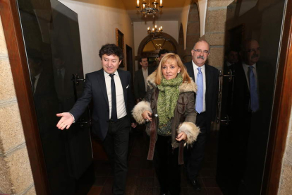 Samuel Folgueral, Isabel Carrasco y Emilio Cubelos, ayer en el Ayuntamiento de Ponferrada.