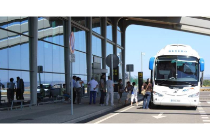 Uno de los episodios de transporte en autocar de los viajeros que debían volar desde La Virgen del Camino, el pasado verano.