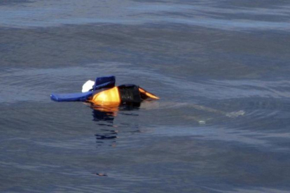 El cuerpo sin vida de un migrante ahogado, con chaleco salvavidas, flota en aguas exteriores de Libia, en una foto divulgada por la oenegé Proactiva Open Arms, el 24 de marzo.