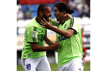 Yuri y Andy celebran el gol de éste último, que ponía a la Deportiva por delante en el inicio de la segunda parte.