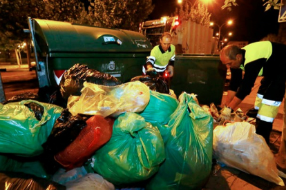 La huelga ya saturó las calles de basura en mayo de 2015. RAMIRO