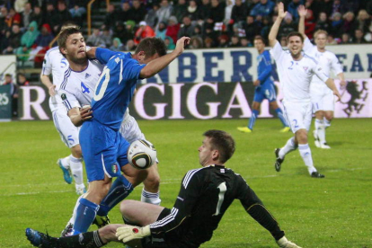 Cassano trata de desbordar al meta de Eslovenia.