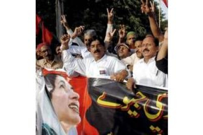Partidarios del PPP sujetan una pancarta con la foto Benazir Bhutto