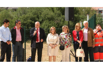 Miembros de la corporación municipal en el acto en el que se homenajeó a Julio Fernández en San Andrés.