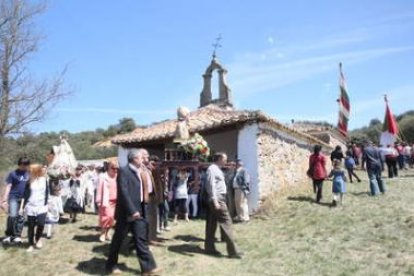 La comitiva pasa ante la ermita en la recta final de la procesión