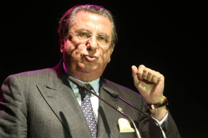 El ex alcalde de La Coruña y ex embajador de España en el Vaticano, durante su intervención.