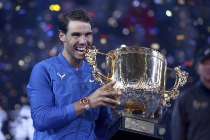 Una imagen ya habitual esta temporada: el renacido Nadal muerde su nuevo trofeo. WU HONG