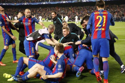 Los jugadores del Barça festejan el gol de Sergi Roberto al París SG en el Camp Nou.